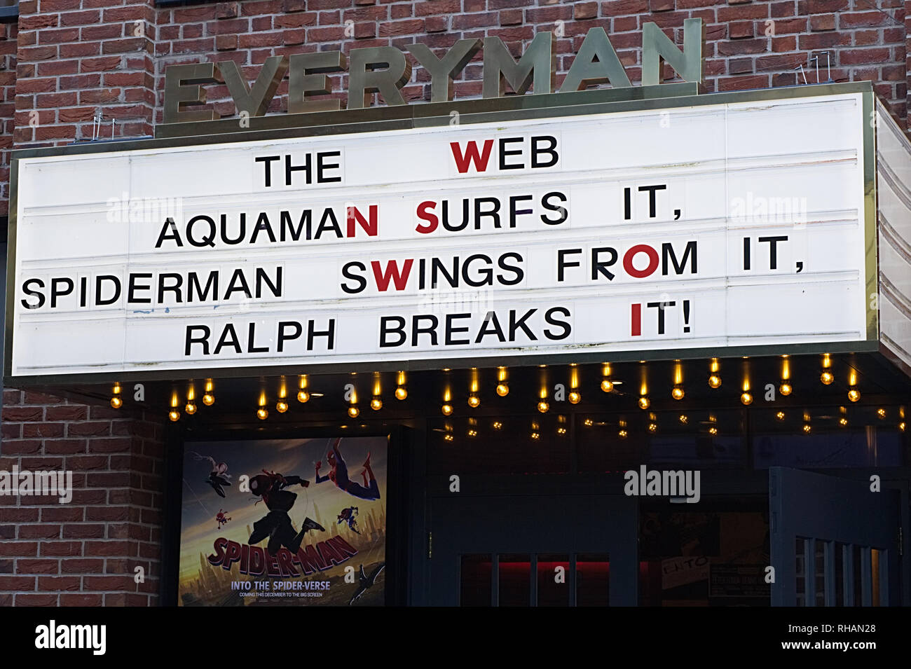 I film che viene pubblicizzato in ogni uomo cinema Stratford on Avon Foto Stock