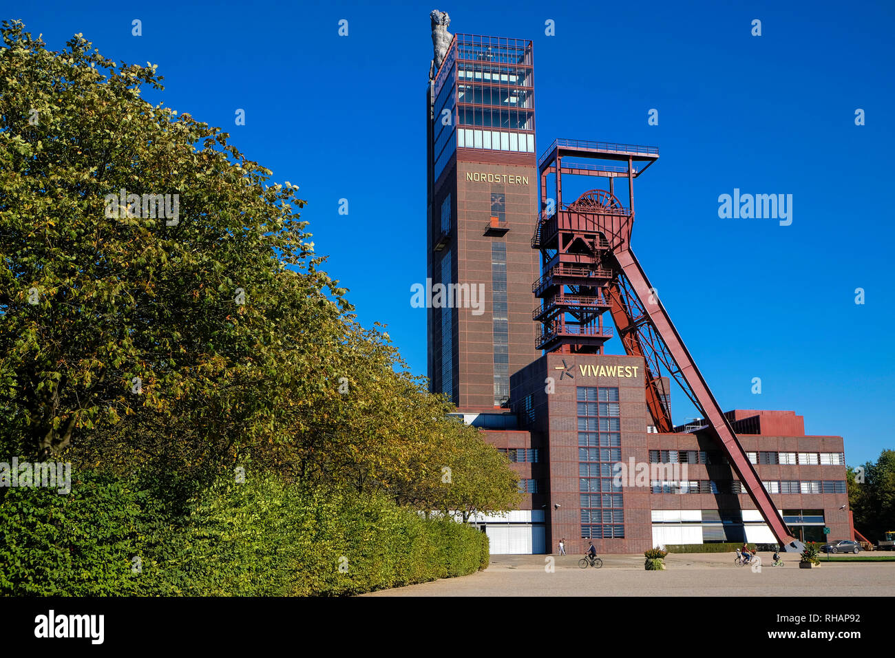 Germania, Gelsenkirchen, 27.09.2018, l'ex miniera Nordstern a Gelsenkirchen con la sede centrale della società immobiliare Vivawest Foto Stock