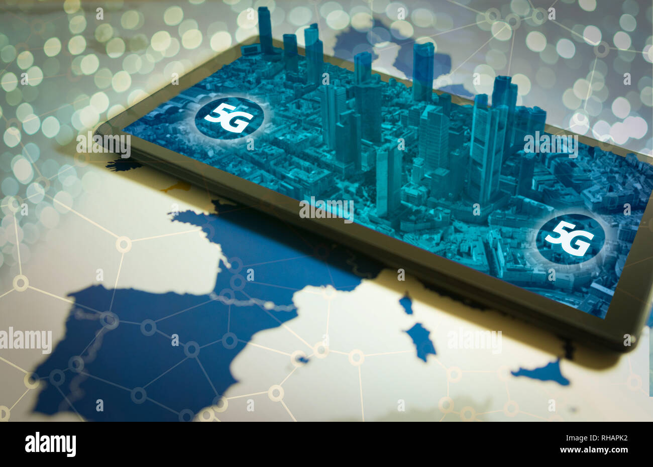 Smartphone con 3D città sullo schermo e 5G parola Foto Stock