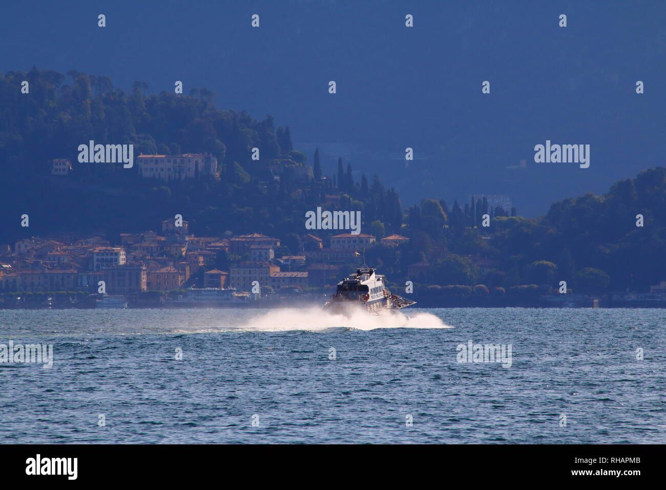Schnellboot Tragflügel mit, fährt über den Comer vedere, in Italien Foto Stock