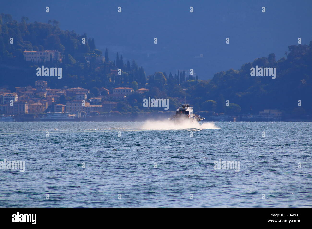 Schnellboot Tragflügel mit, fährt über den Comer vedere, in Italien Foto Stock