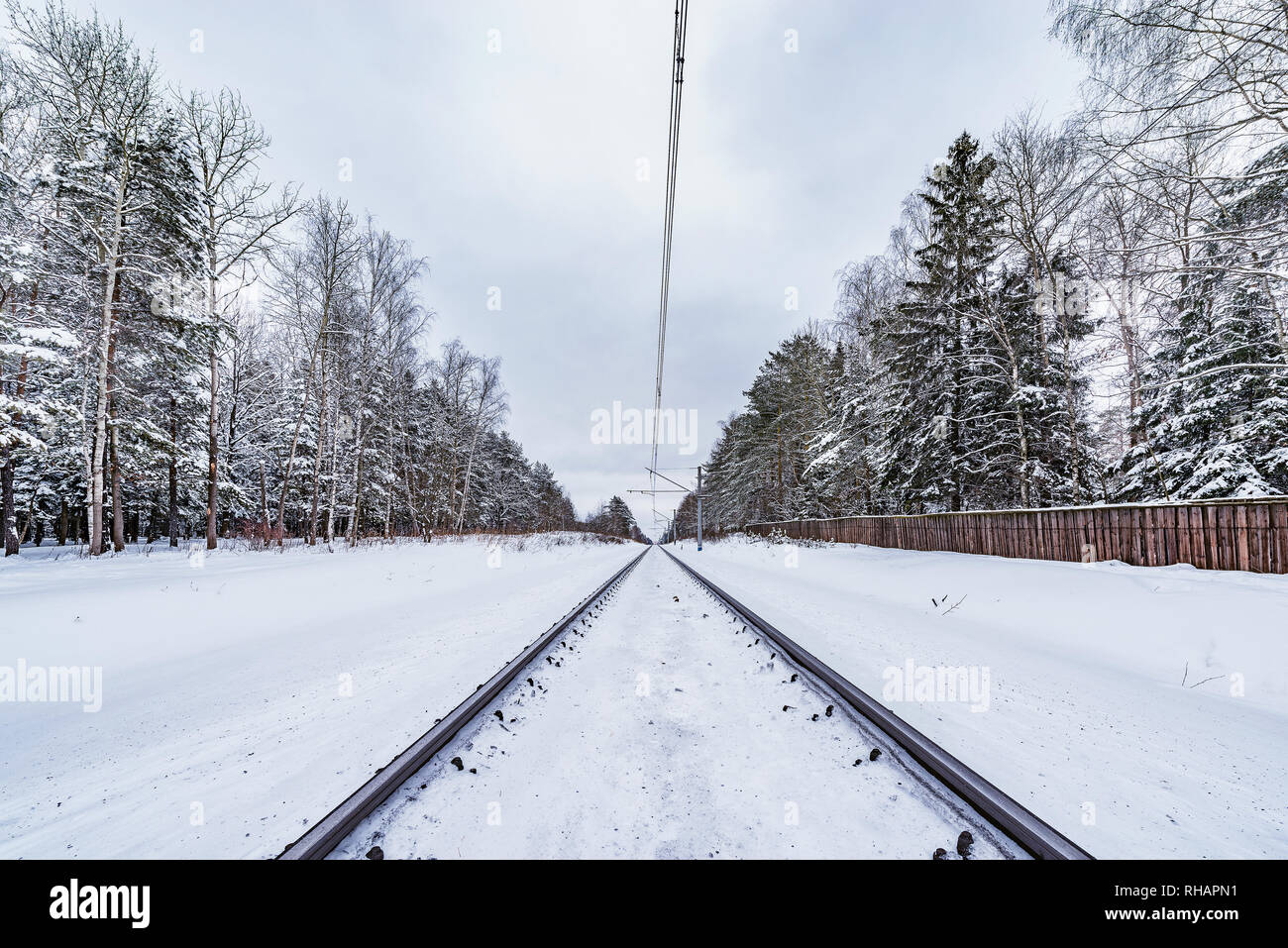 Linea elettrica per ferrovia in inverno mattina tempo. Foto Stock