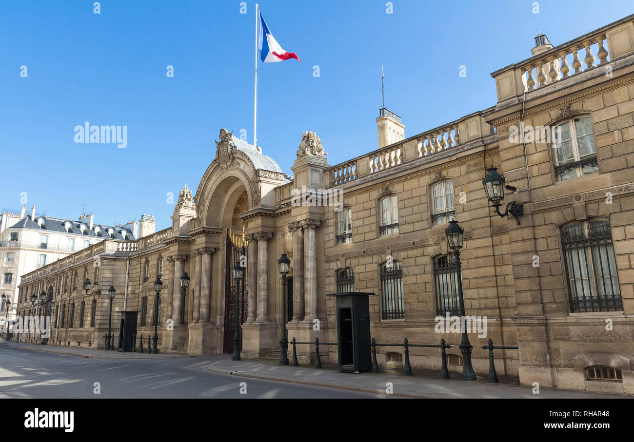 Vista del cancello di ingresso dell'Elysee Palace da Rue du Faubourg Saint-Honore. Elysee Palace - residenza ufficiale del Presidente della Repubblica francese . Foto Stock