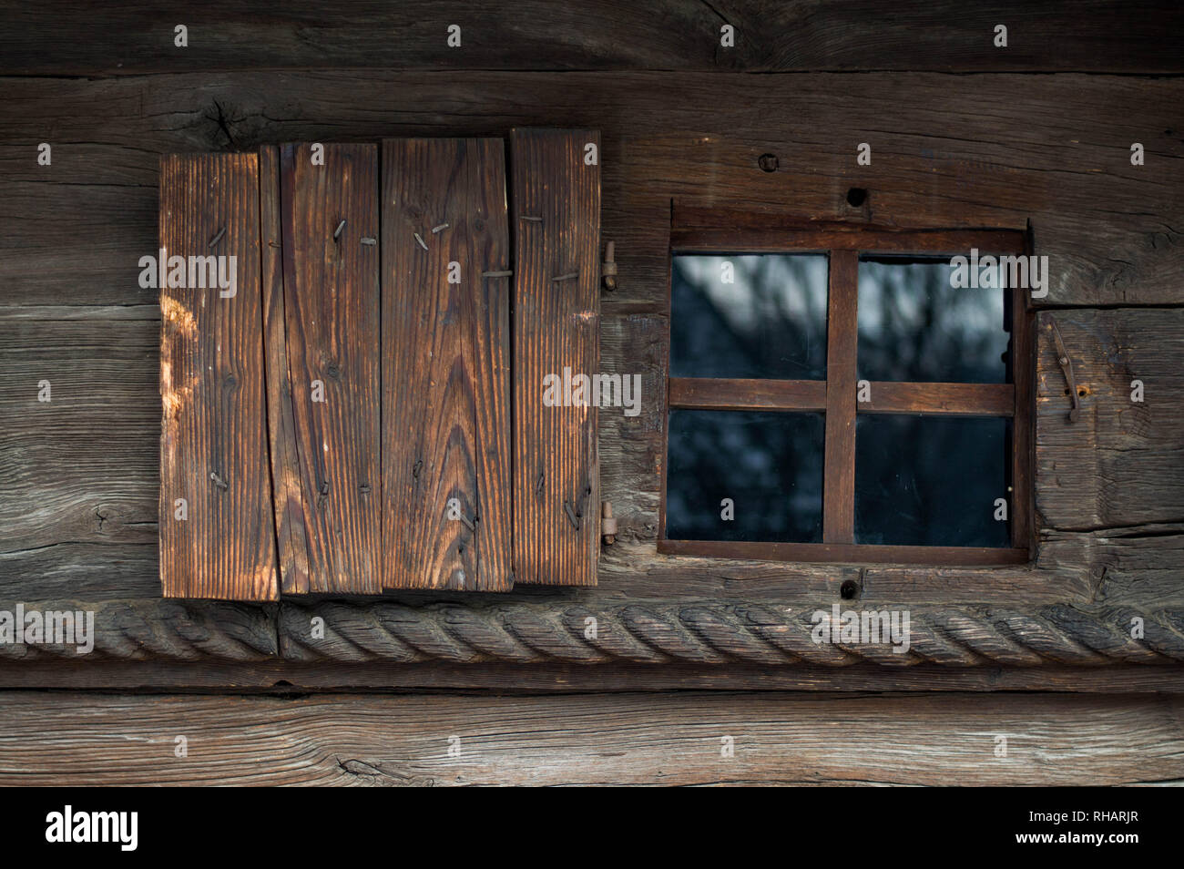 Tradizionale casa in legno e pietra con un windows - cabina contadina Foto Stock