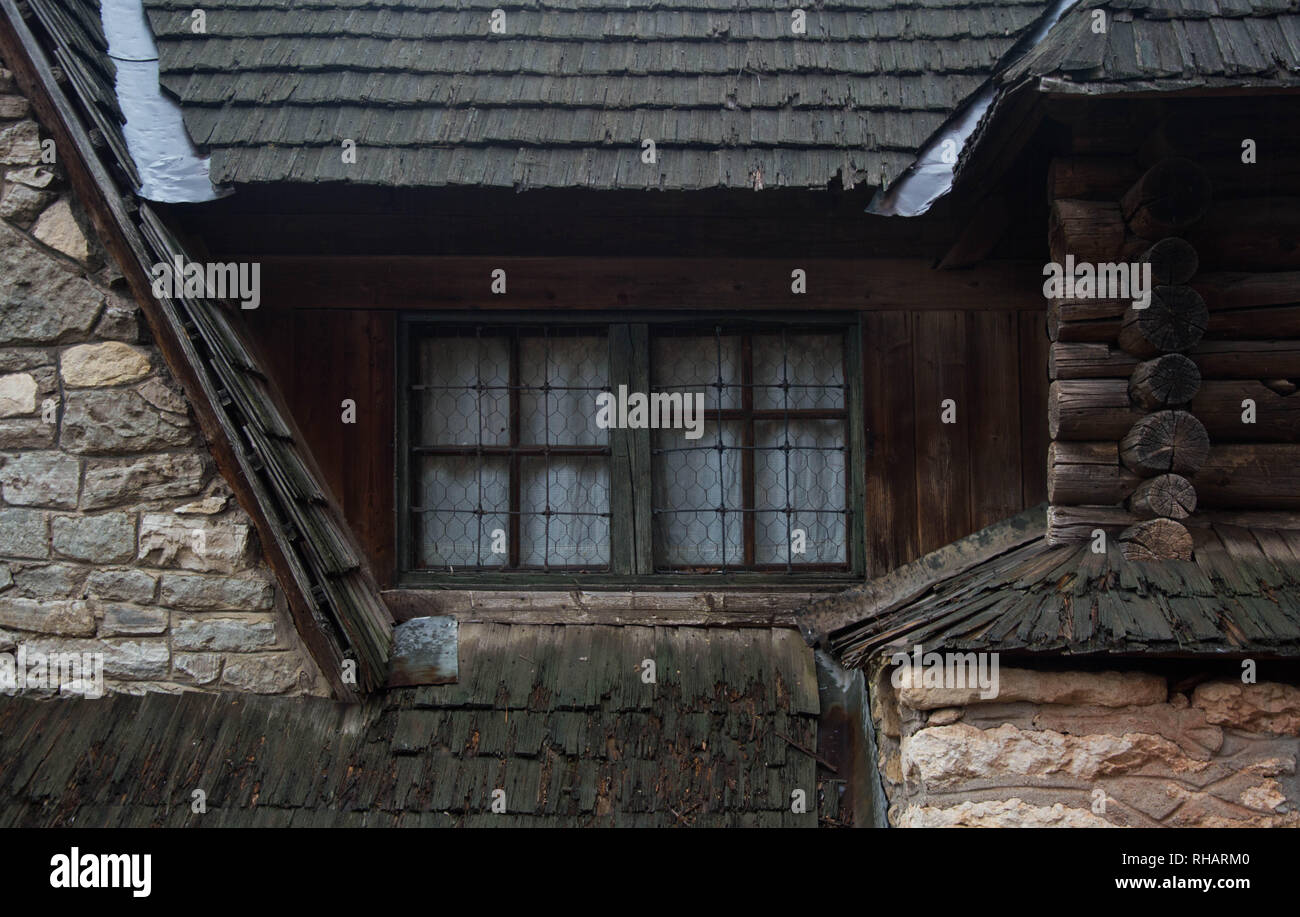 Tradizionale casa in legno e pietra con un windows - cabina contadina Foto Stock
