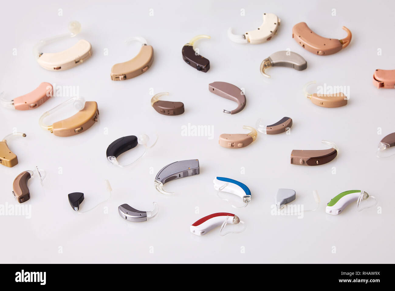 Vari apparecchi acustici su sfondo bianco, alternativa alla chirurgia. Accessorio ENT Foto Stock