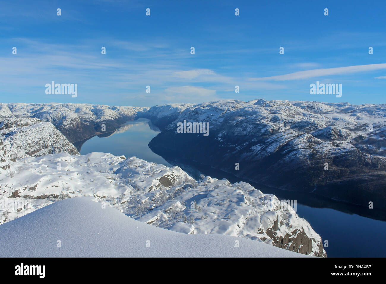 Prekestolen in inverno, vista dal Prekestolen sul Lysefjord, Stavanger, Norvegia Foto Stock