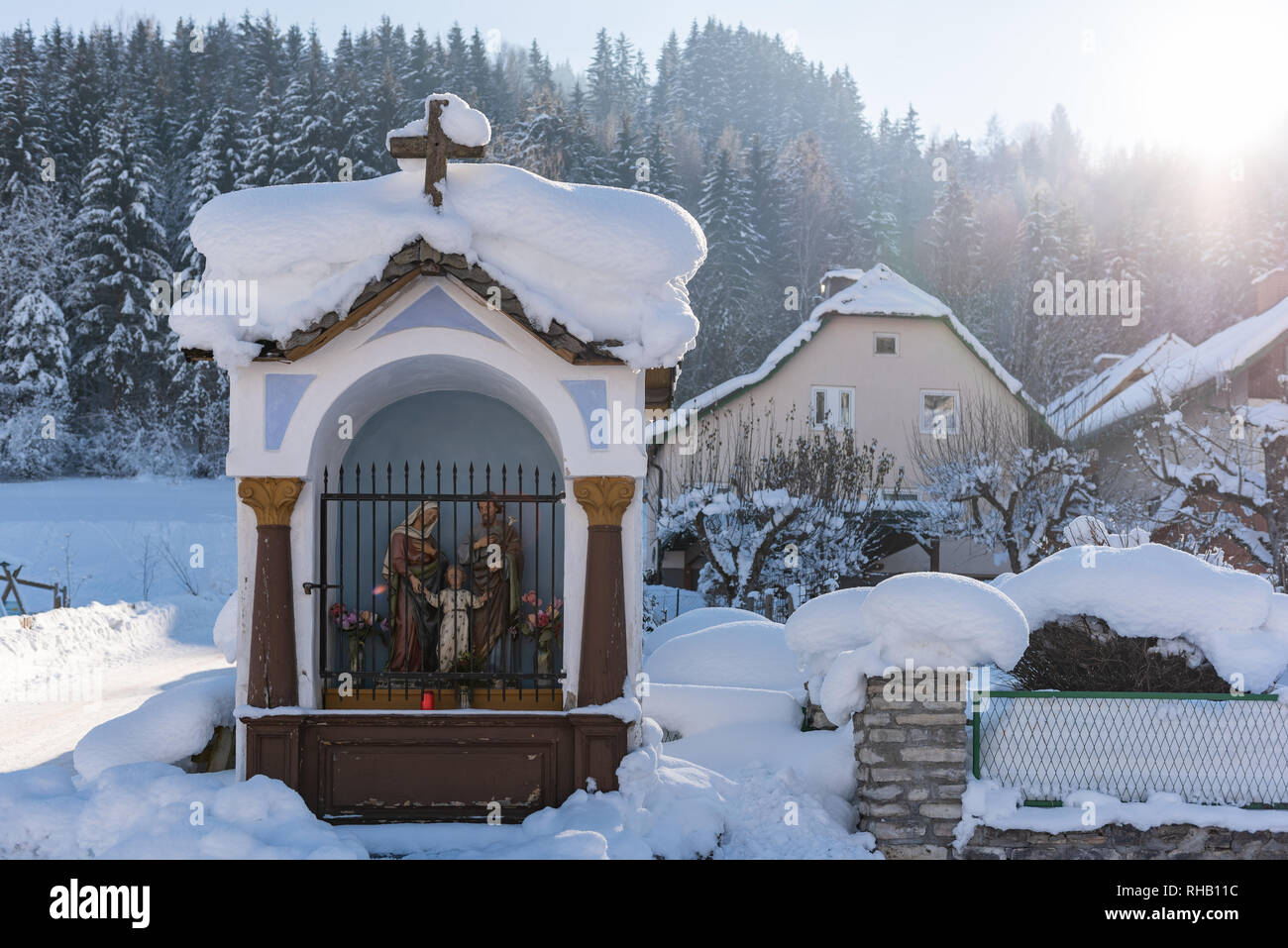 Cappella di montagna nel paesaggio di montagna in inverno sotto la neve. Schladming-Dachstein, massiccio Dachstein, Liezen District, Stiria, Austria Foto Stock