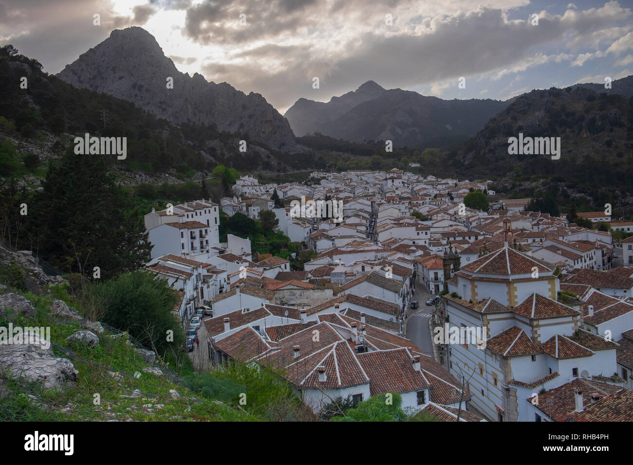 Vista su Zahara de la Sierra. Andalusia, Spagna. Foto Stock