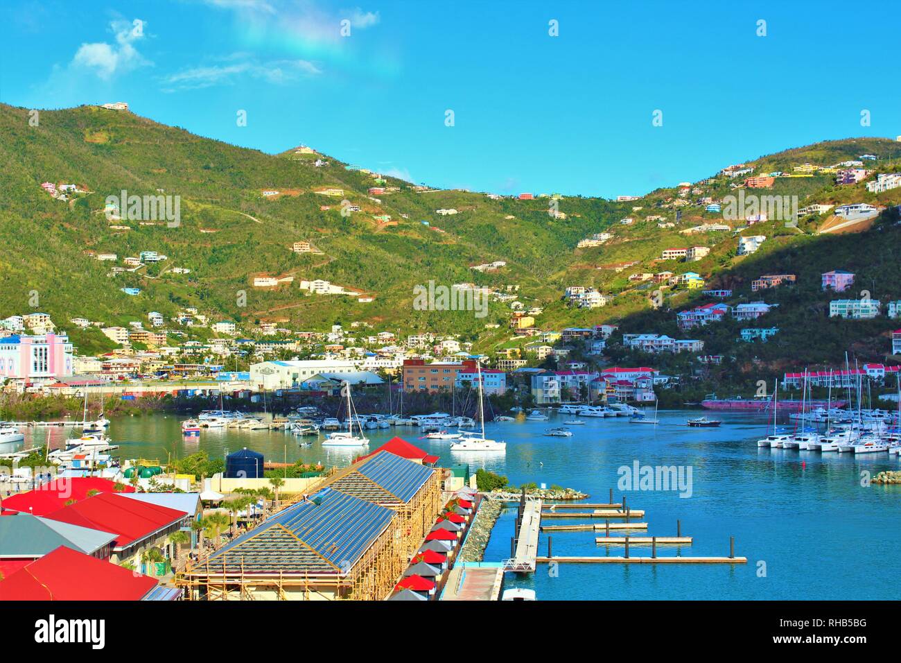 Una vista panoramica del porto e il paesaggio circostante di Road Town, Tortola, la più grande delle Isole Vergini Britanniche. Foto Stock