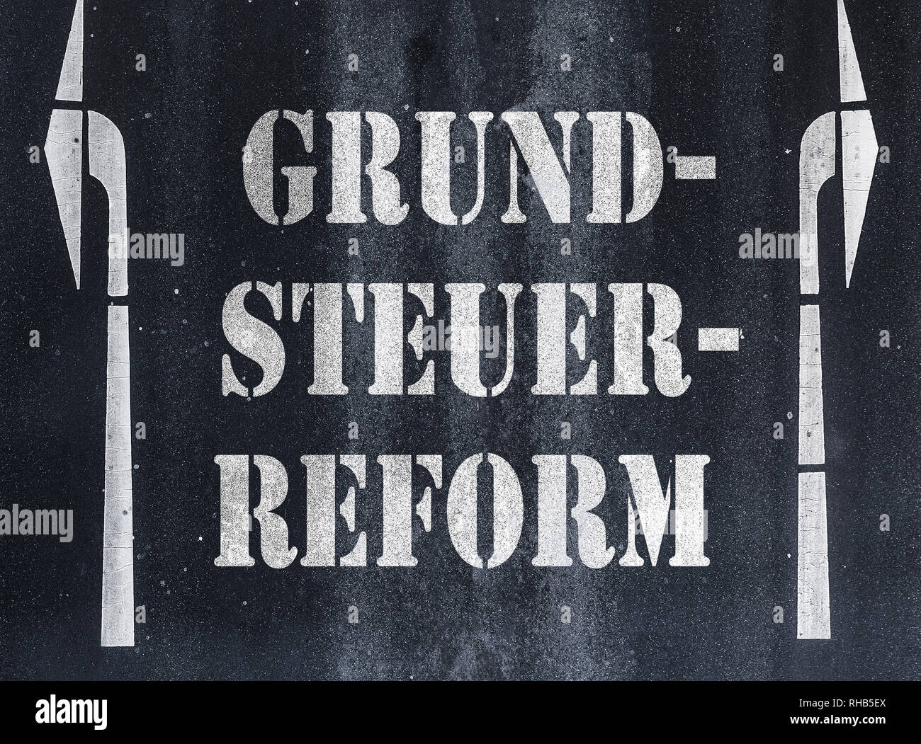 Parola tedesca Grundsteuerreform (di proprietà o di terra la riforma fiscale) scritto su asfalto Foto Stock