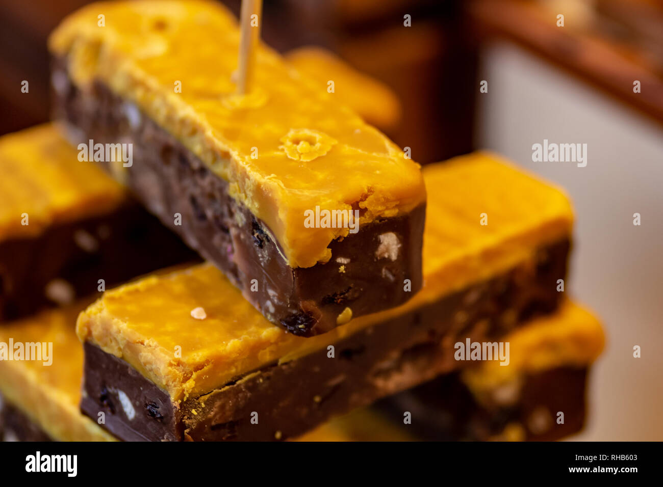 I dadi di cioccolato halva con miele fotografato con profondità di campo ridotta. Foto Stock