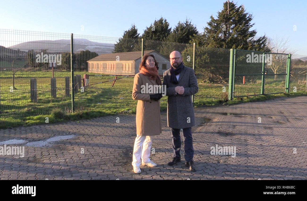 Il tedesco il ministro della giustizia Katarina orzo con il senatore Del Lavoro Ged Nash visitando la regione di confine nel nord Co Louth, Irlanda. Foto Stock