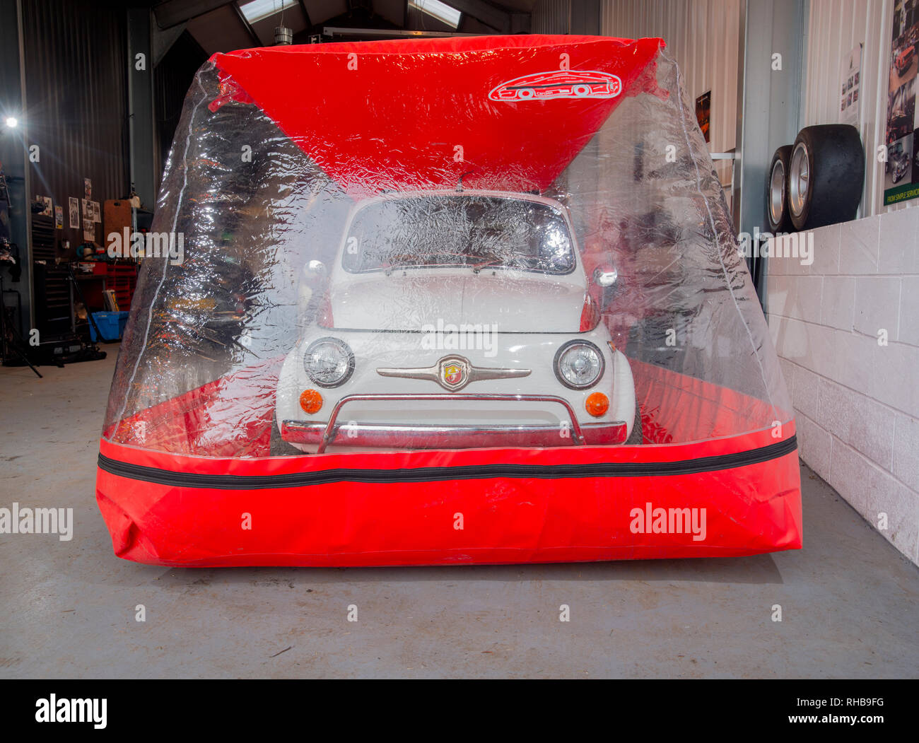 Auto Fiat 500 classica in una tenda a bolla d'aria Cartoon Foto Stock