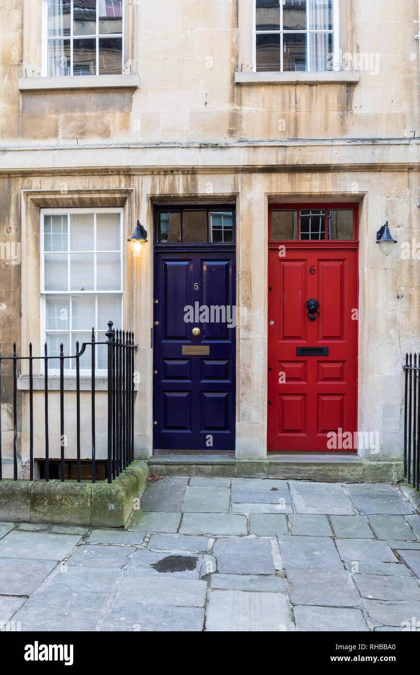 Porte anteriori blu e rosse in North Parade, Bath, Somerset, Inghilterra, Regno Unito Foto Stock Porte anteriori blu e rosse in North Parade, Bath, Somerset, Inghilterra, Regno Unito Foto Stock