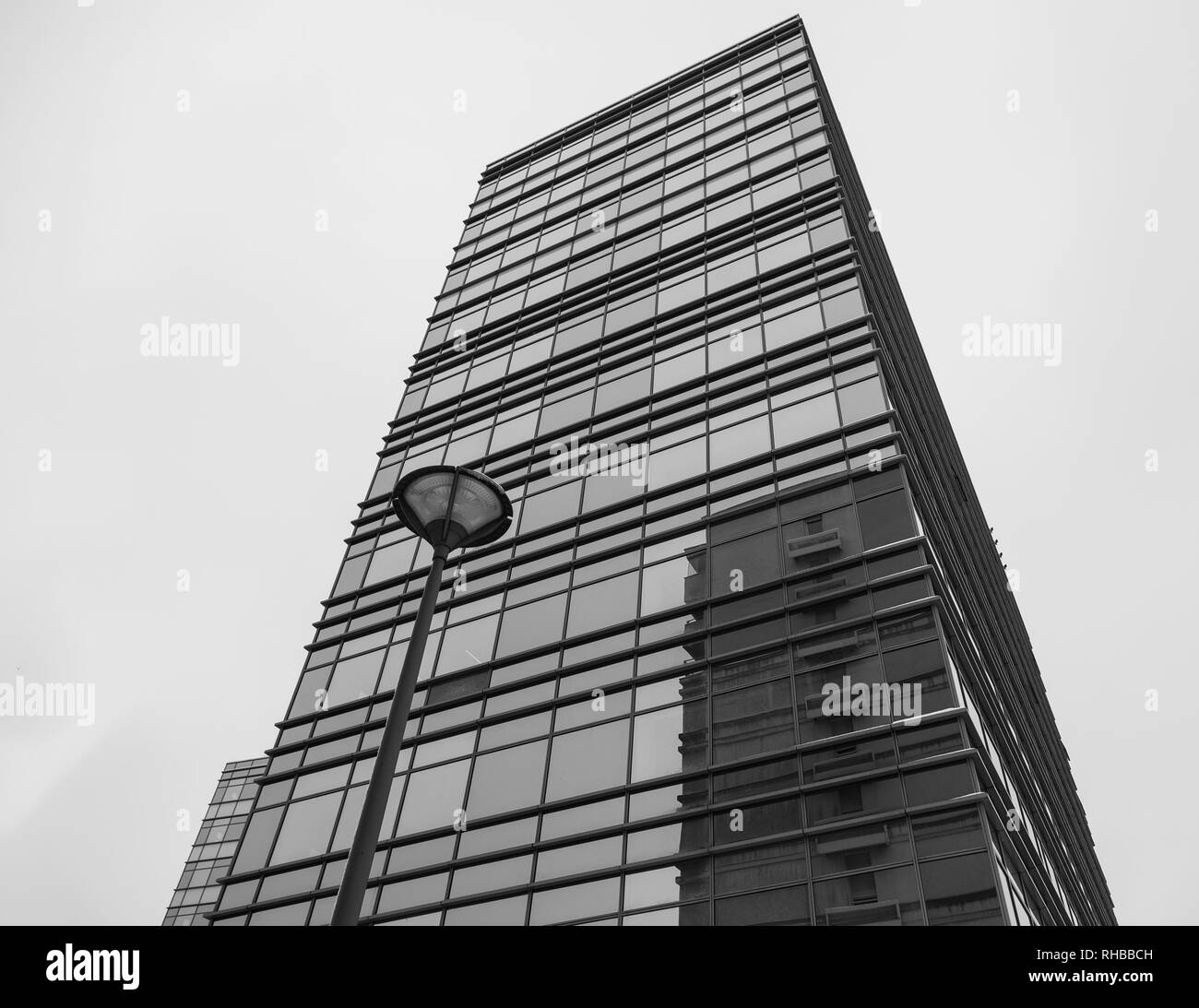 Foto in bianco e nero del grattacielo di vetro Foto Stock