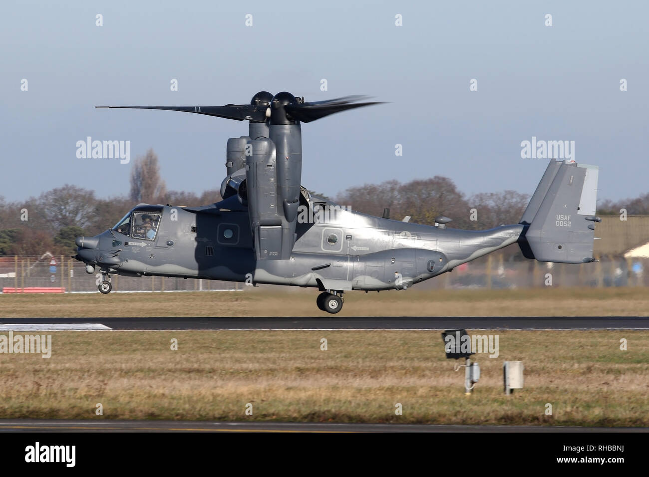 Basi di Mildenhall 7 SOS CV-22B Osprey di atterraggio sulla pista principale durante un test con aria. Foto Stock