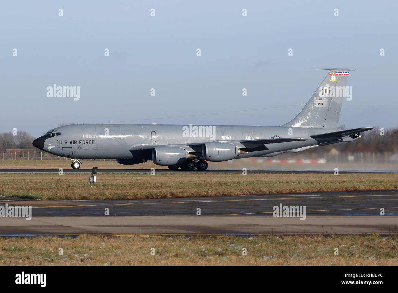 RAF Mildenhall in base KC-135R tanker uscire sulla pista principale. Foto Stock