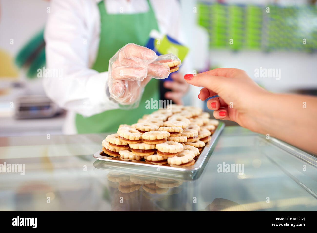 Close up cercando deliziosi biscotti sul vassoio Foto Stock