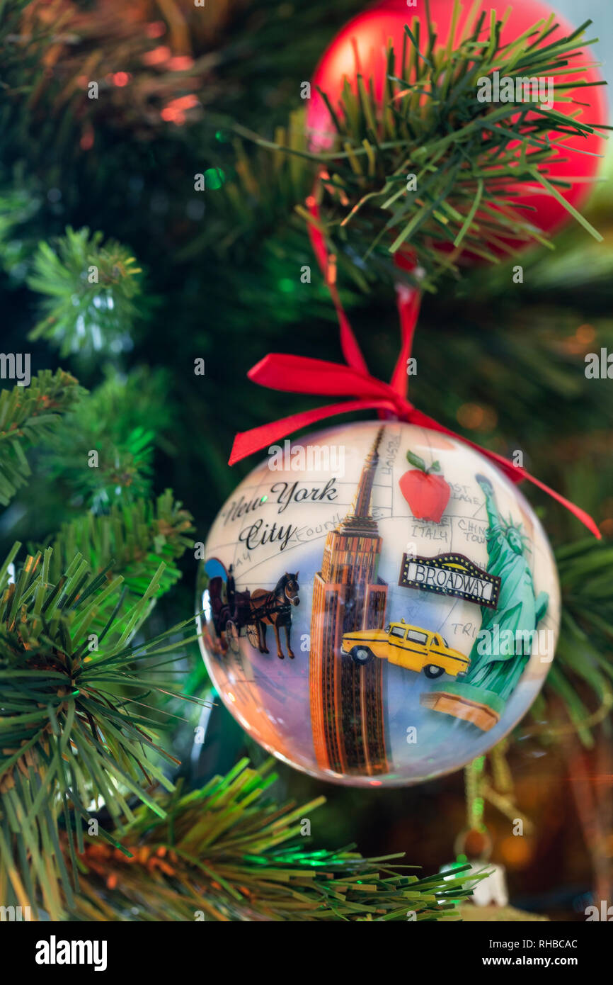 In prossimità della città di New York il natale Pallina appeso a un albero di Natale Foto Stock