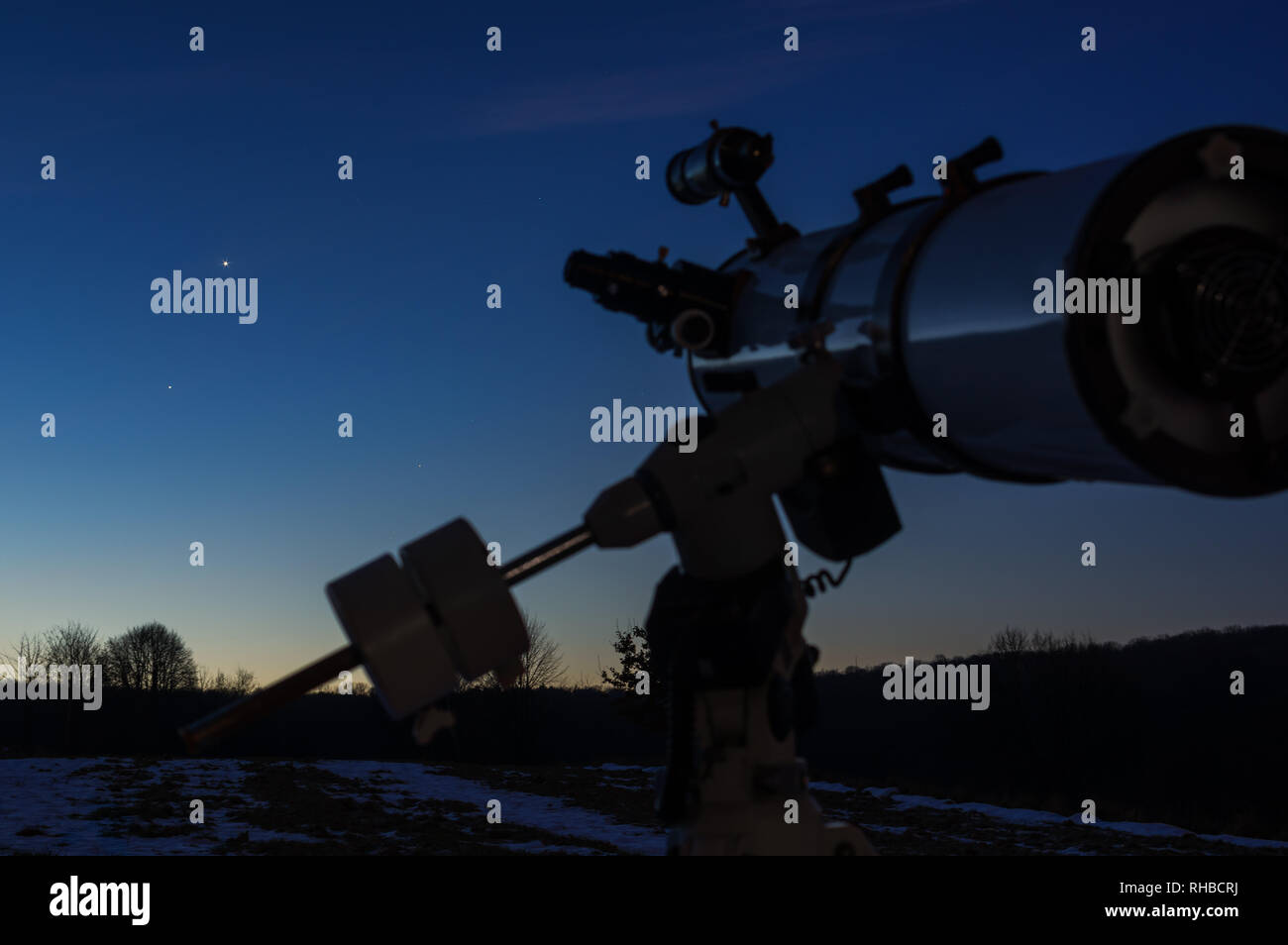 La visione di stelle attraverso un telescopio - cielo mattutino, congiunzione di Venere e Giove Foto Stock