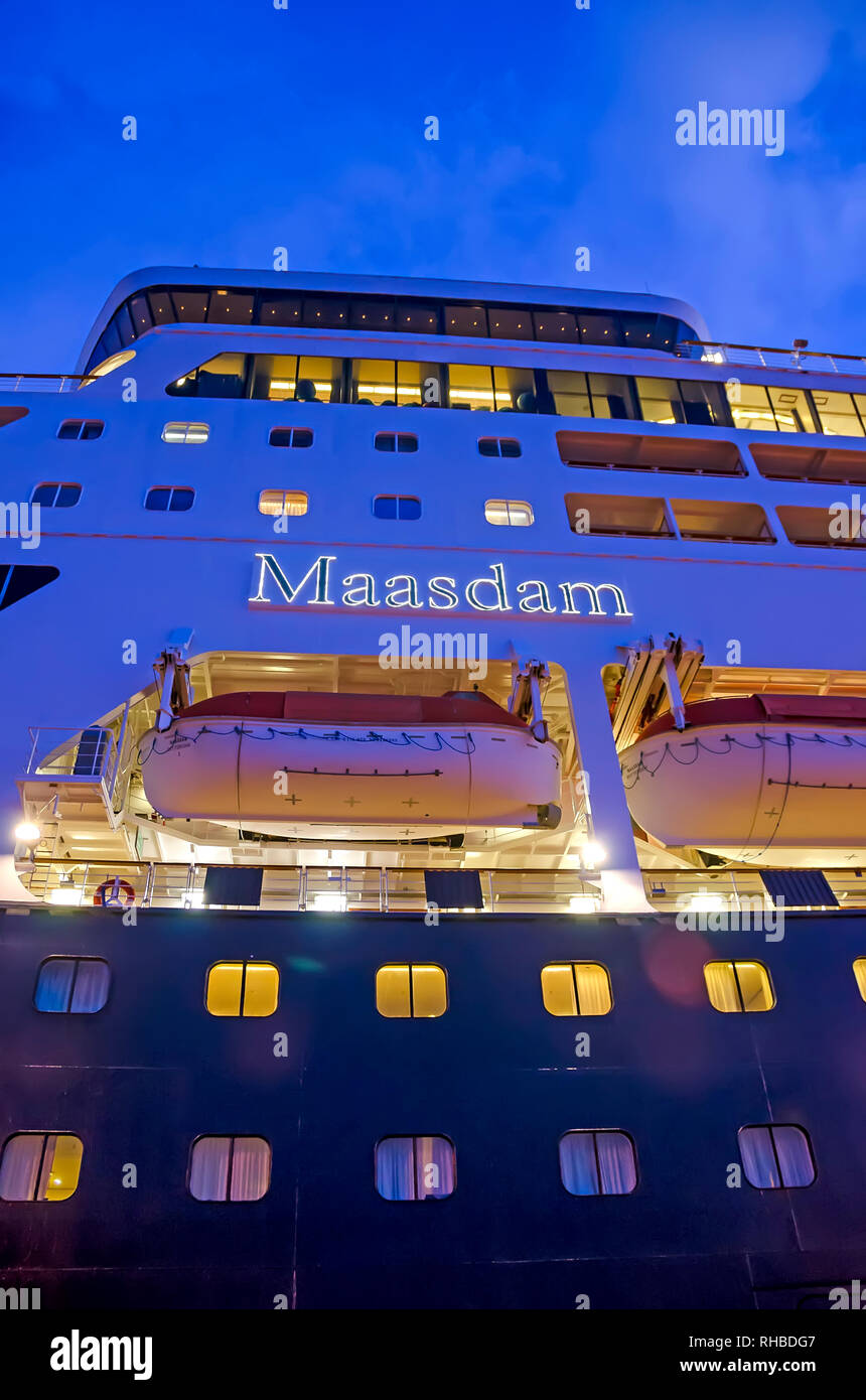 Nave da crociera ms Maasdam nome brilla nel luci luminose dopo il tramonto, Holland America Cruise Line Foto Stock