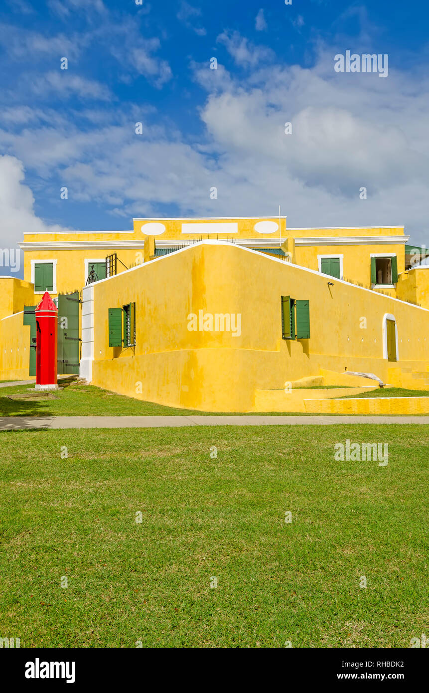 Esterno giallo di Fort Christiansvaern a Christiansted National Historic Site, St. Croix, U.S. Isole Virgini Foto Stock
