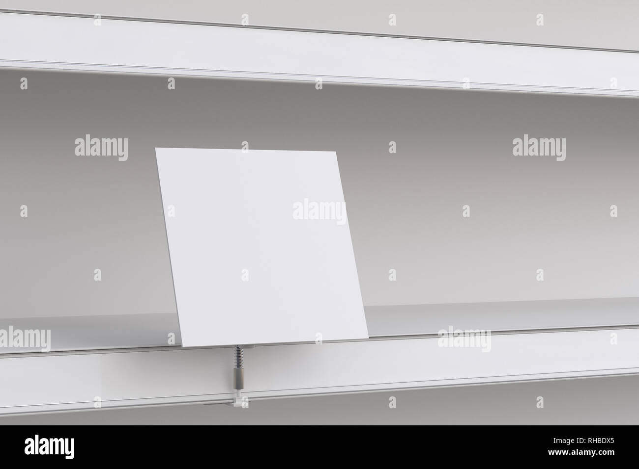 Ripiano vuoto etichetta di pubblicità o il tappo sul ripiano vuoto. Includere il percorso di clipping intorno all'etichetta. 3d illustrazione Foto Stock