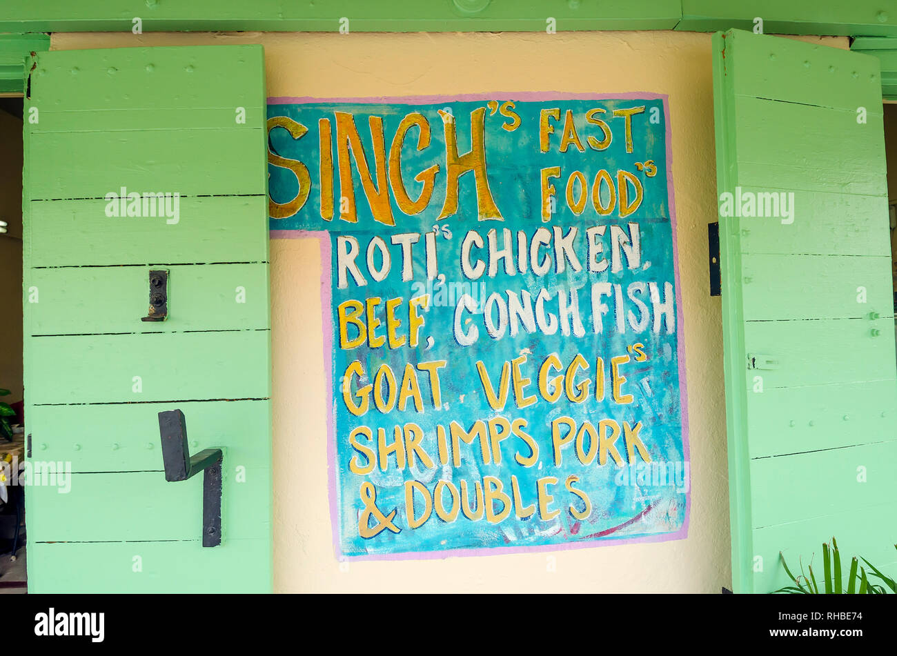 Segno di cibo per rotis fatta con la capra, gamberetti, pollo, pesce e più, Christiansted, Saint Croix, U.S. Isole vergini Foto Stock Segno di cibo per rotis fatta con la capra, gamberetti, pollo, pesce e più, Christiansted, Saint Croix, U.S. Isole vergini Foto Stock