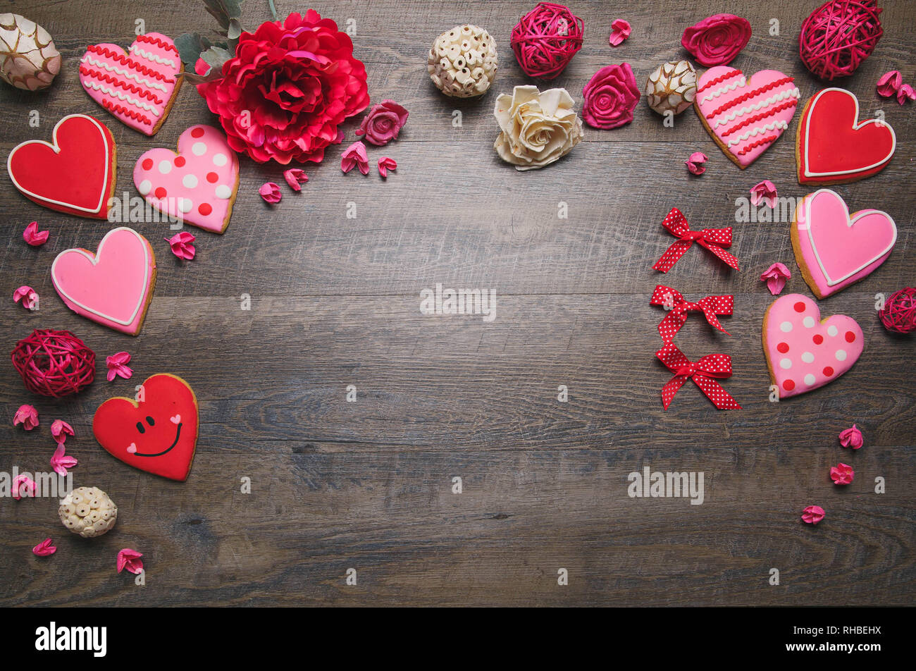 A forma di cuore i cookie su un legno rustico sfondo per il giorno di San Valentino. Il giorno di San Valentino sfondo Foto Stock