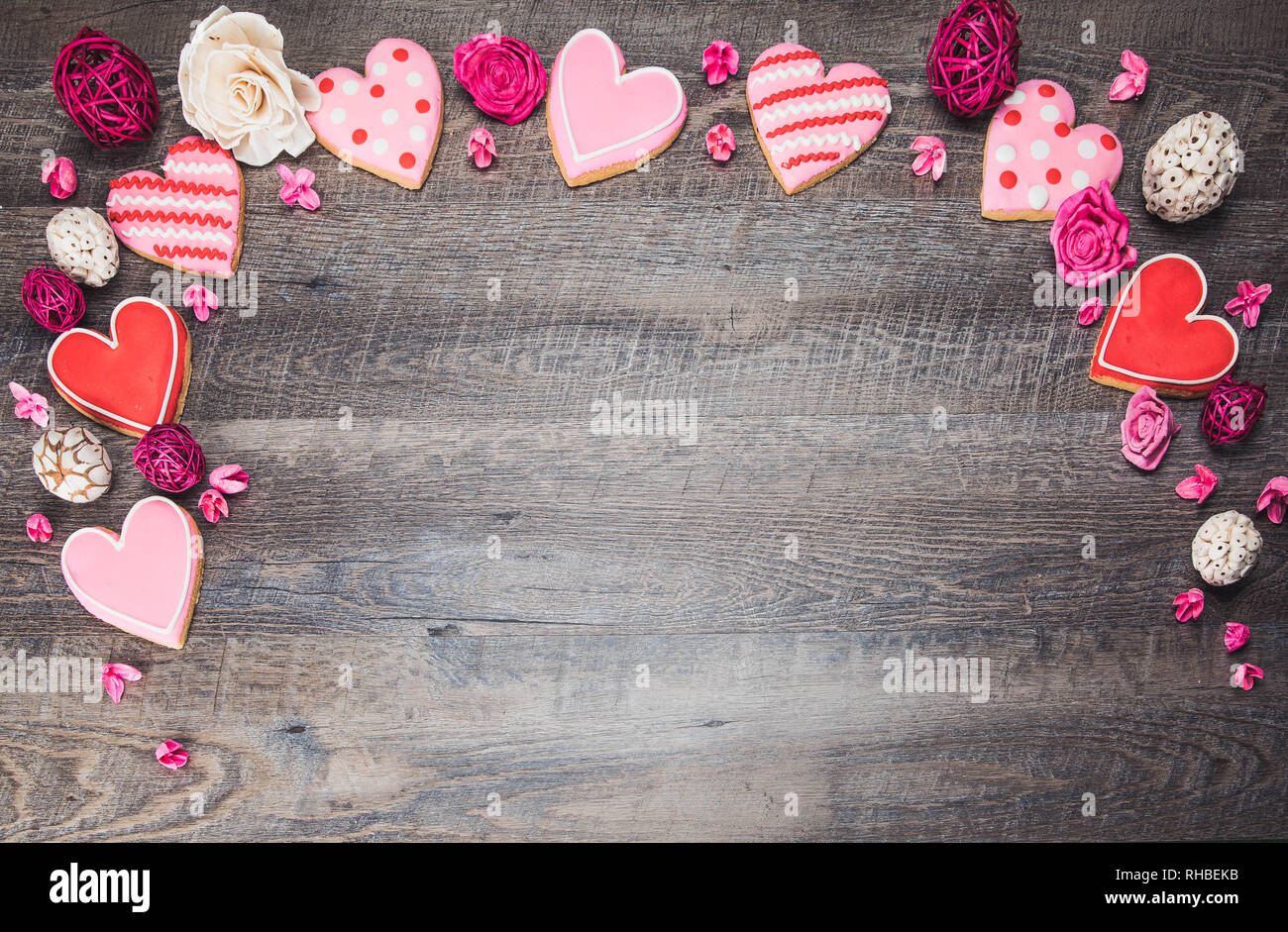 A forma di cuore i cookie su un legno rustico sfondo per il giorno di San Valentino. Il giorno di San Valentino sfondo Foto Stock