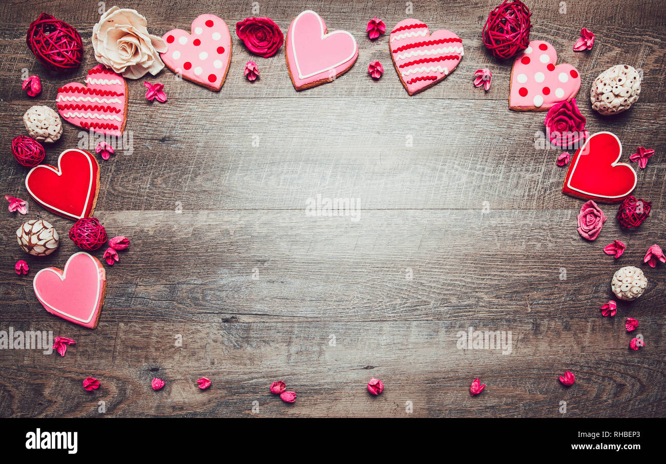 A forma di cuore i cookie su un legno rustico sfondo per il giorno di San Valentino. Il giorno di San Valentino sfondo Foto Stock