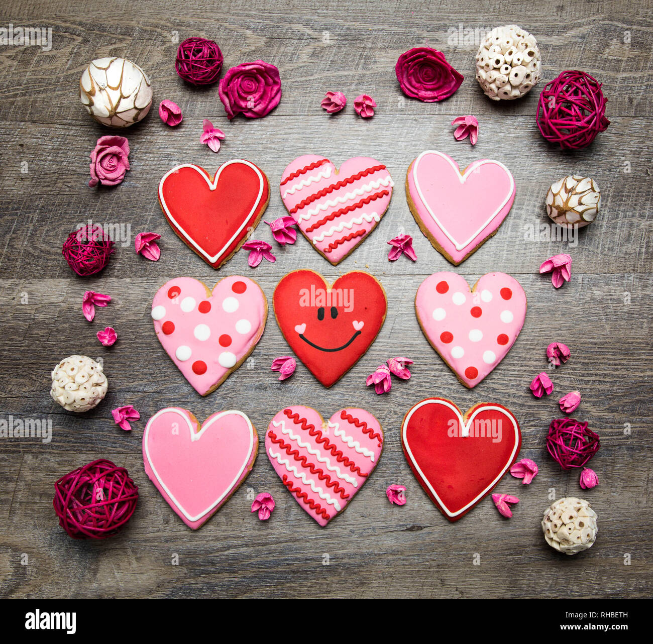 A forma di cuore i cookie su un legno rustico sfondo per il giorno di San Valentino. Il giorno di San Valentino sfondo Foto Stock