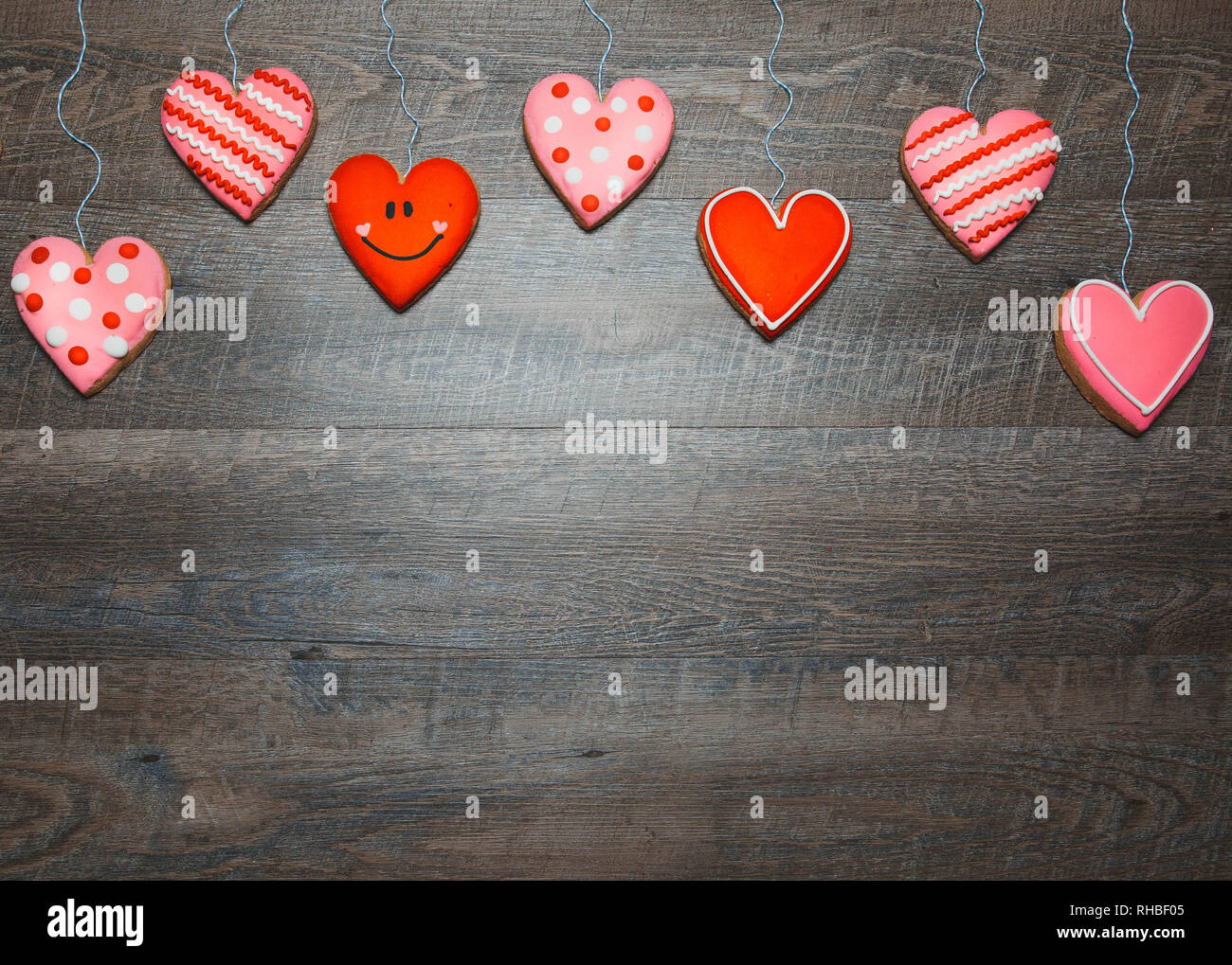 A forma di cuore i cookie su un legno rustico sfondo per il giorno di San Valentino. Il giorno di San Valentino sfondo Foto Stock