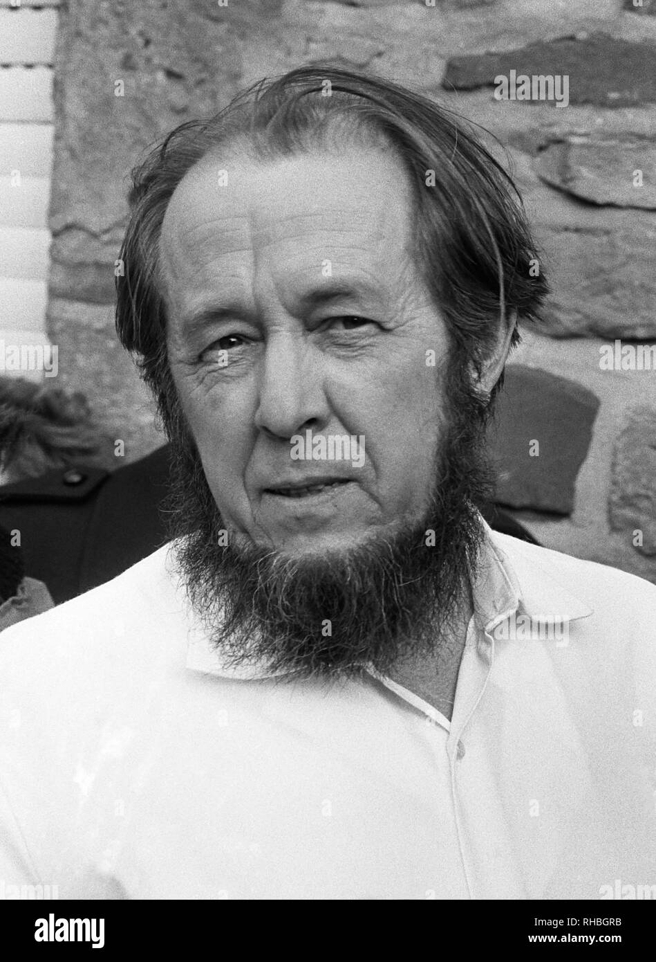 Lo scrittore russo Aleksandr Solzhenitsyn nel 1974, dopo essere stato esiliato dall'Unione Sovietica, in Langenbroich, Germania ovest dove era di stare a casa di scrittore Heinrich Böll. Foto Stock