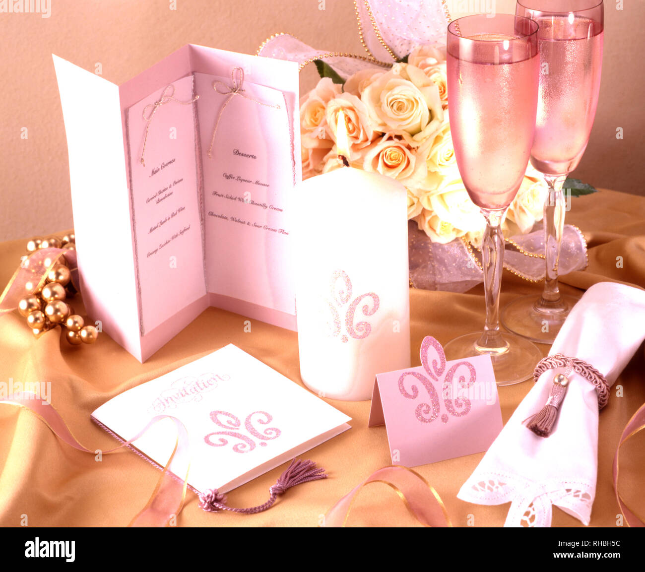Celebrazione tabella dei bicchieri di champagne, menu, candela, igienico e invito. Foto Stock