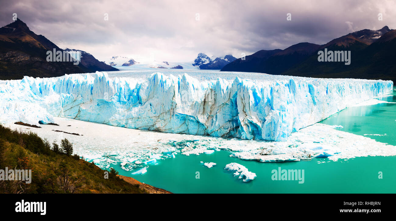 Ghiacciaio Perito Moreno (Glaciar Perito Moreno) e montagne delle Ande  sulla soleggiata giornata estiva. La Patagonia Argentina, Cile, Andes Foto  stock - Alamy