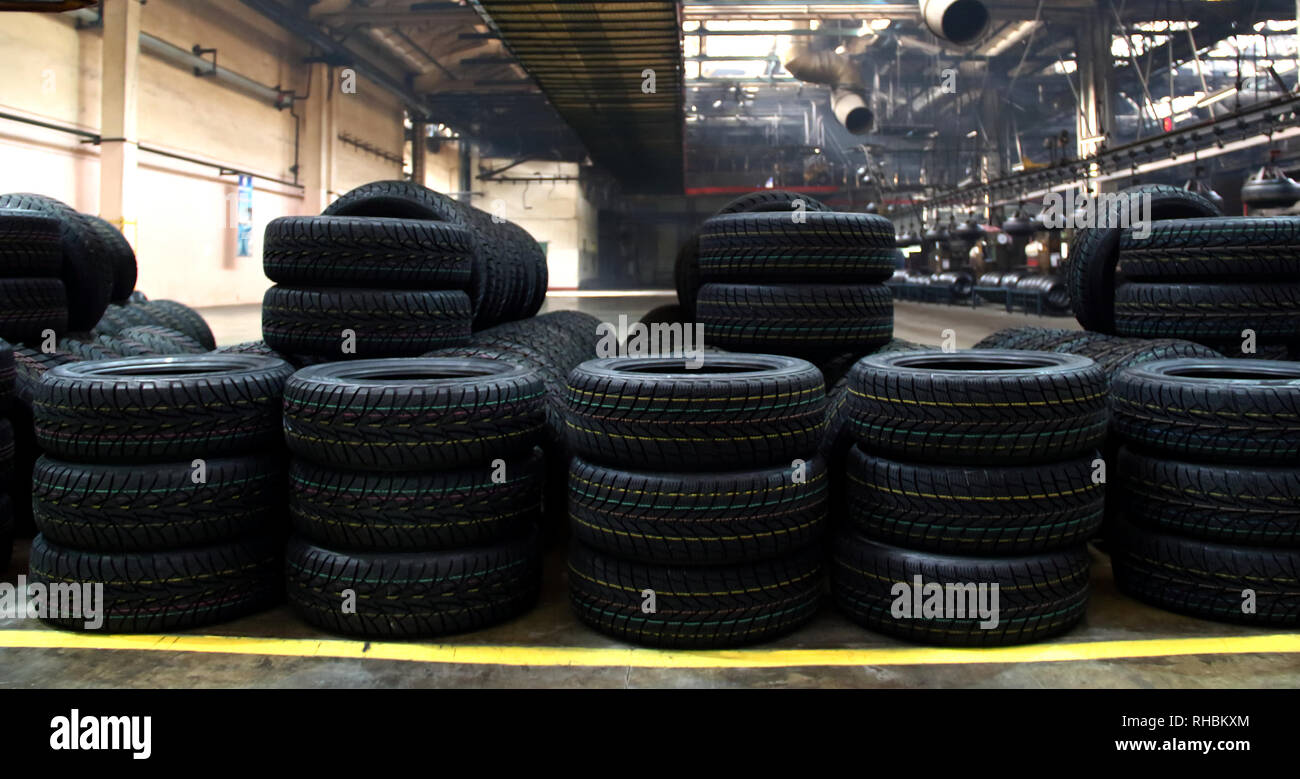 Impilatura di pneumatici del veicolo sul pavimento dell'impianto dopo la produzione sulla fabbricazione della gomma Foto Stock