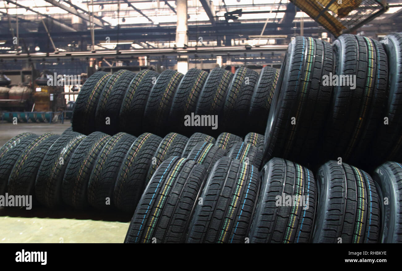 Nuovo veicolo pneumatici impilati in officina di produzione presso la fabbrica di pneumatici Foto Stock