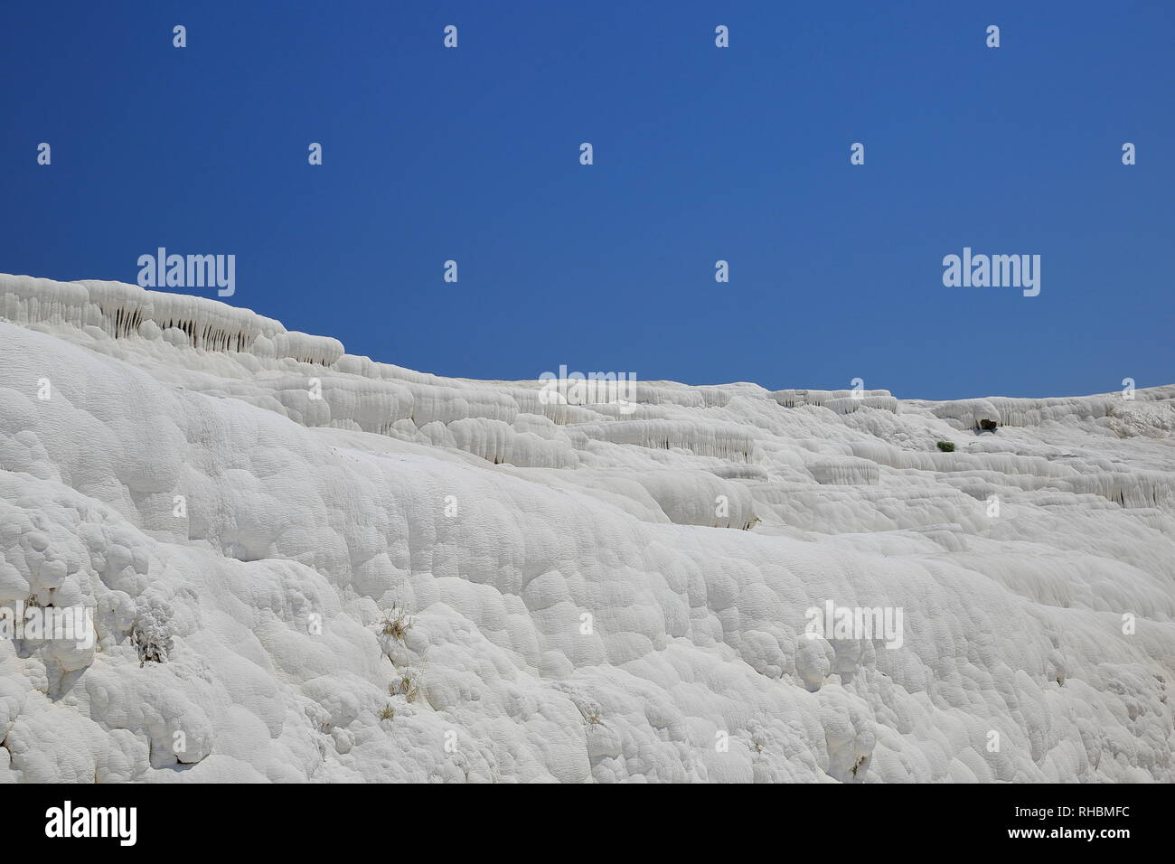 Pamukkale.Questa regione è famosa per il suo formato di travertino lasciando un residuo bianco sulla struttura di roccia a causa della ricca acqua gassata fonte Foto Stock