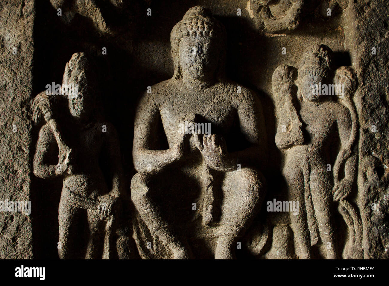 Medaglione scolpito con il Buddha in esso Aurangabad Grotte, Aurangabad, Maharashtra Foto Stock