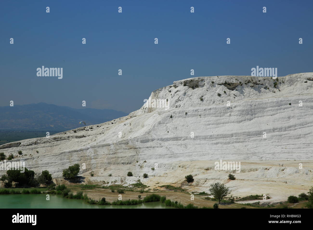 Pamukkale.Questa regione è famosa per il suo formato di travertino lasciando un residuo bianco sulla struttura di roccia a causa della ricca acqua gassata fonte Foto Stock
