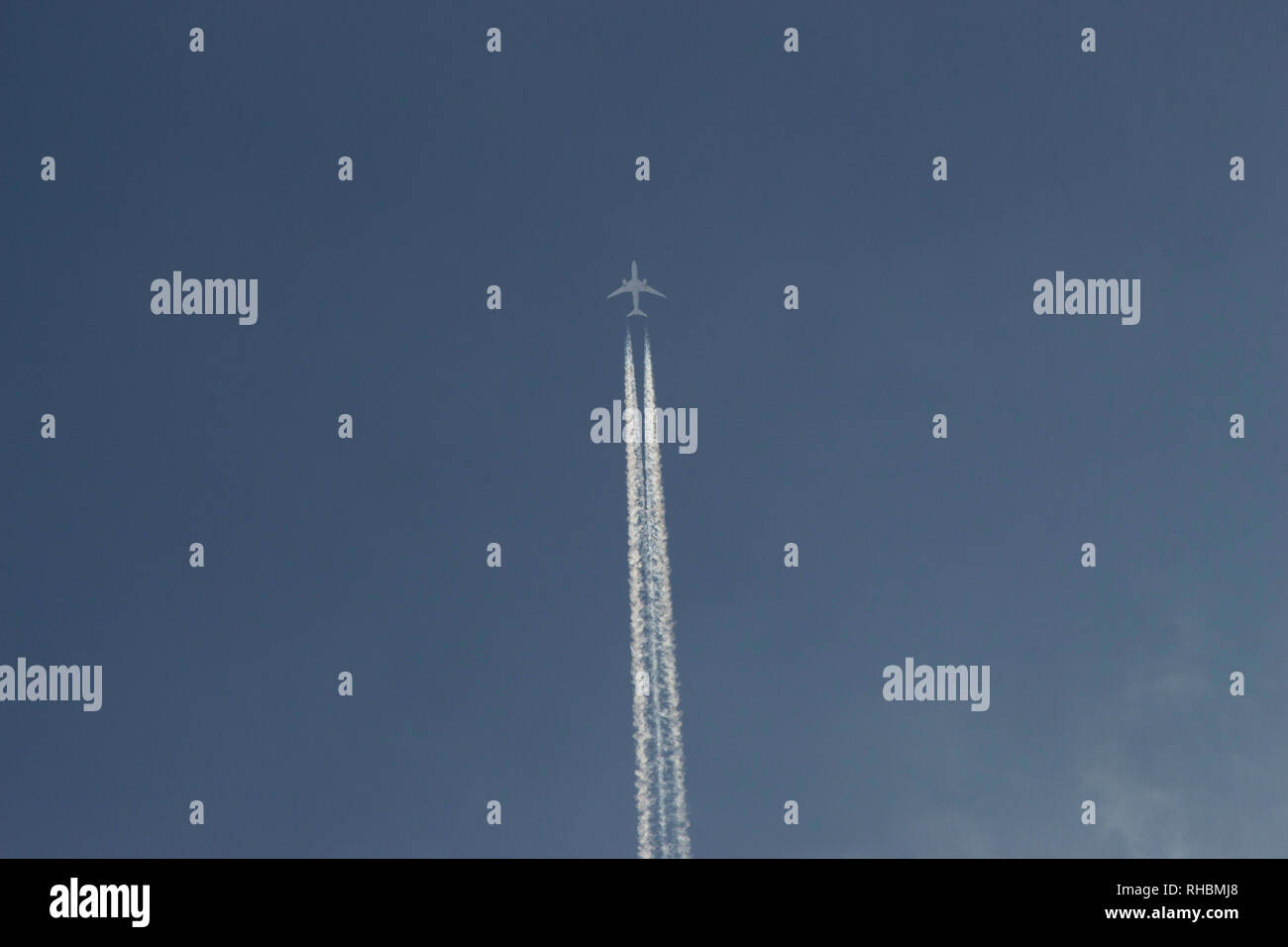 Aeroplano lasciando una traccia di fumo nel cielo, Maharashtra, India Foto Stock