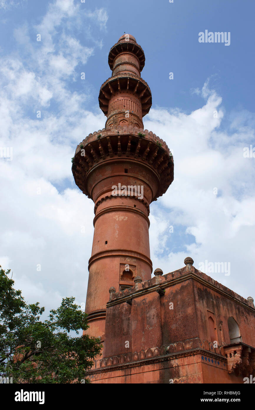 Chand Minar minareto facciata a Daulatabad, Maharashtra, India Foto Stock