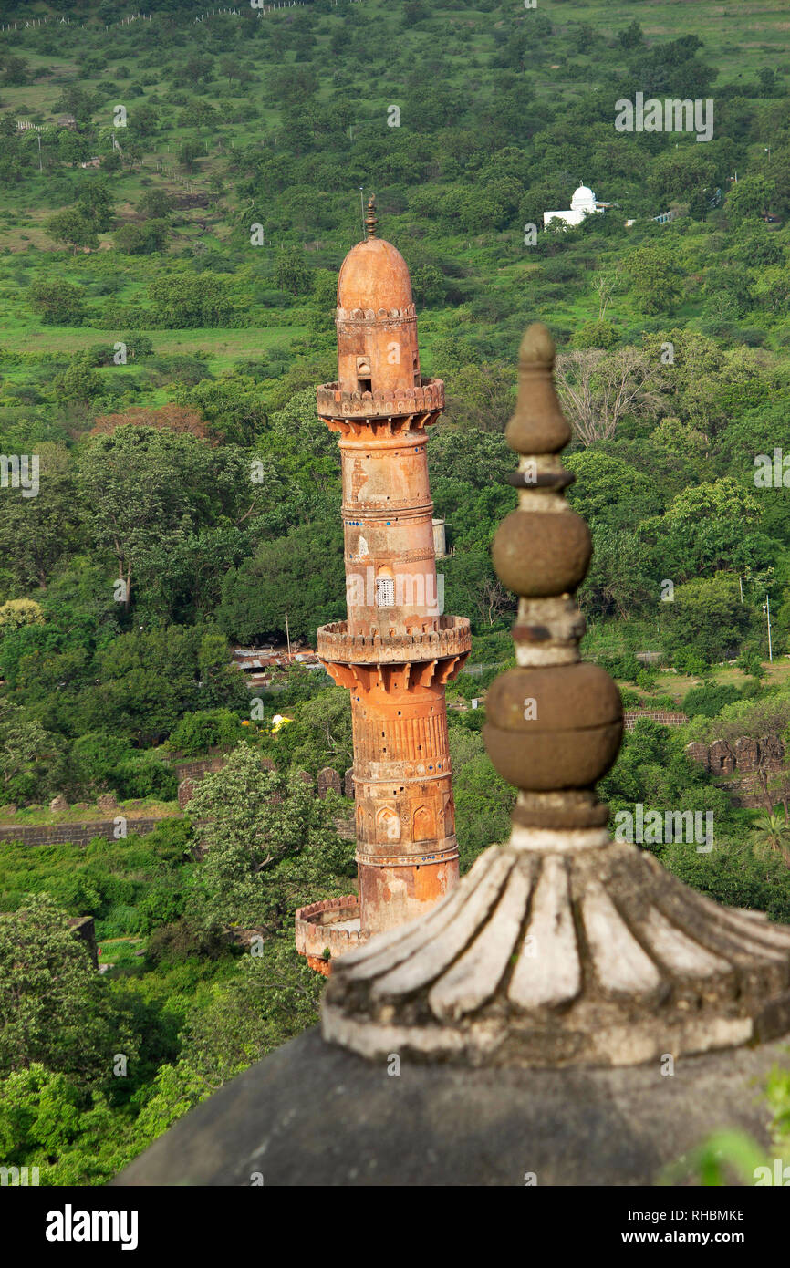 Daulatabad Deogiri fort, tempio dome con Chand Minar, Aurangabad, Maharashtra, India Foto Stock