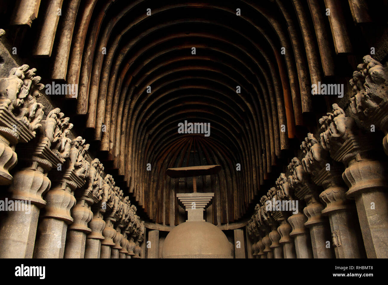 Rock cut stupa con il solo superstite ombrello in legno in western Indian rock-cut Karla grotte, distretto di Pune, India Maharashtra Foto Stock