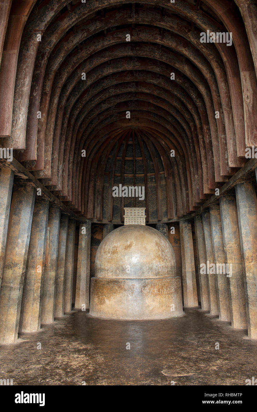 Rock cut stupa con il solo superstite ombrello in legno in western Indian rock cut grotte, Karla grotte, distretto di Pune, India Maharashtra Foto Stock
