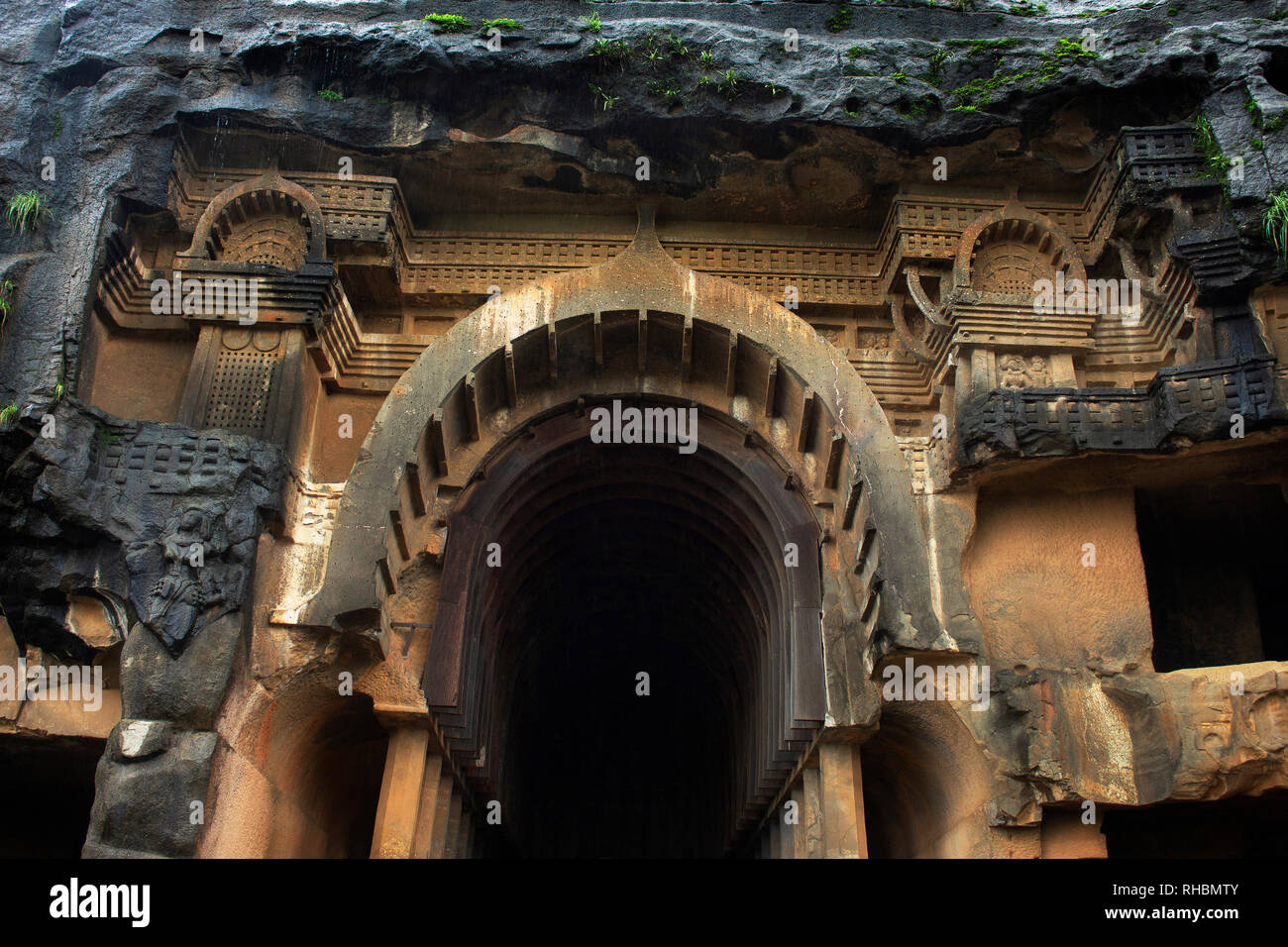 Vista generale del Chaitya, vista da ovest, circa 150 A.C. Bhaja grotte, distretto di Pune, India Maharashtra Foto Stock