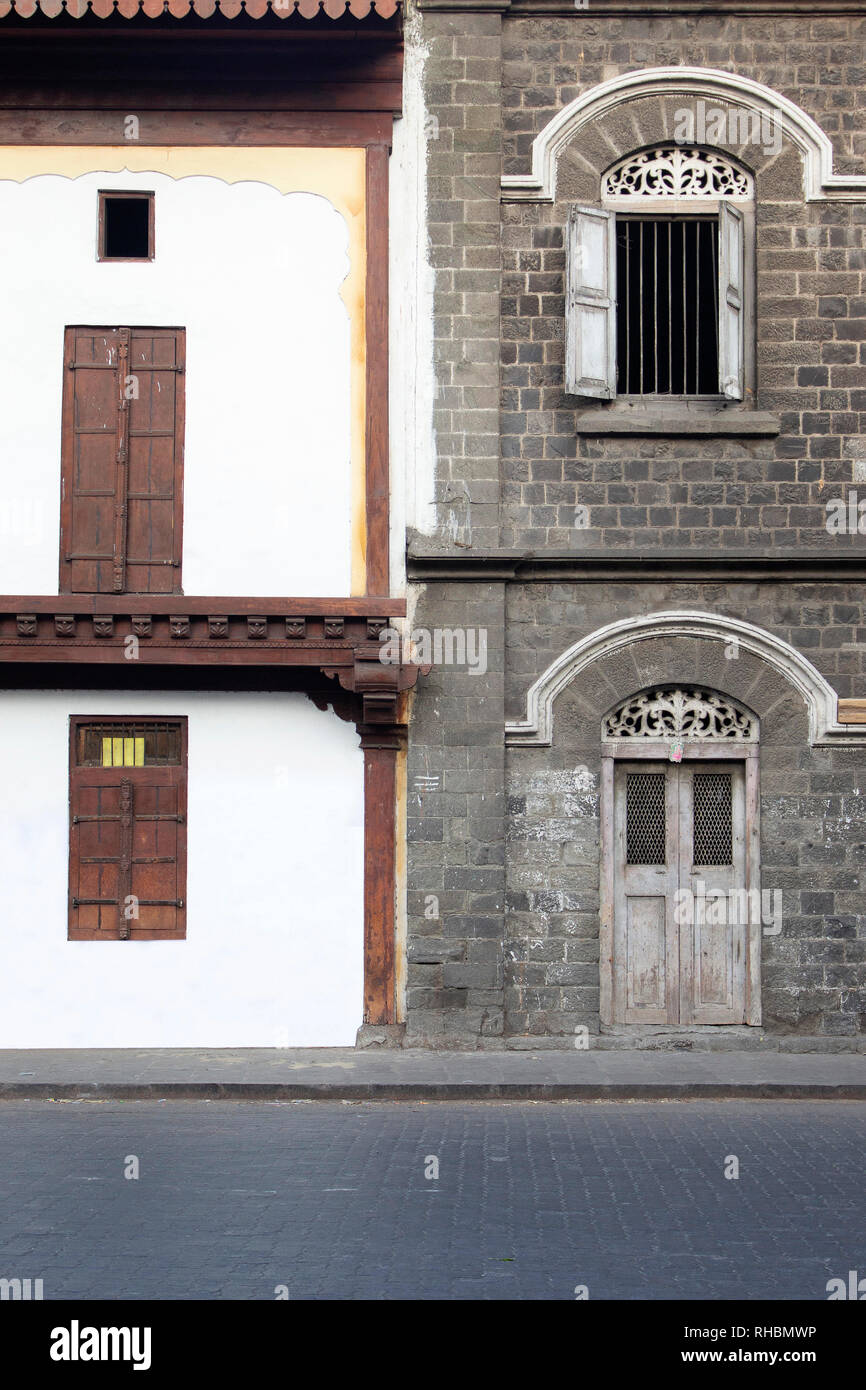 Il vecchio e il nuovo windows in contrasto, Pune, Maharashtra, India Foto Stock