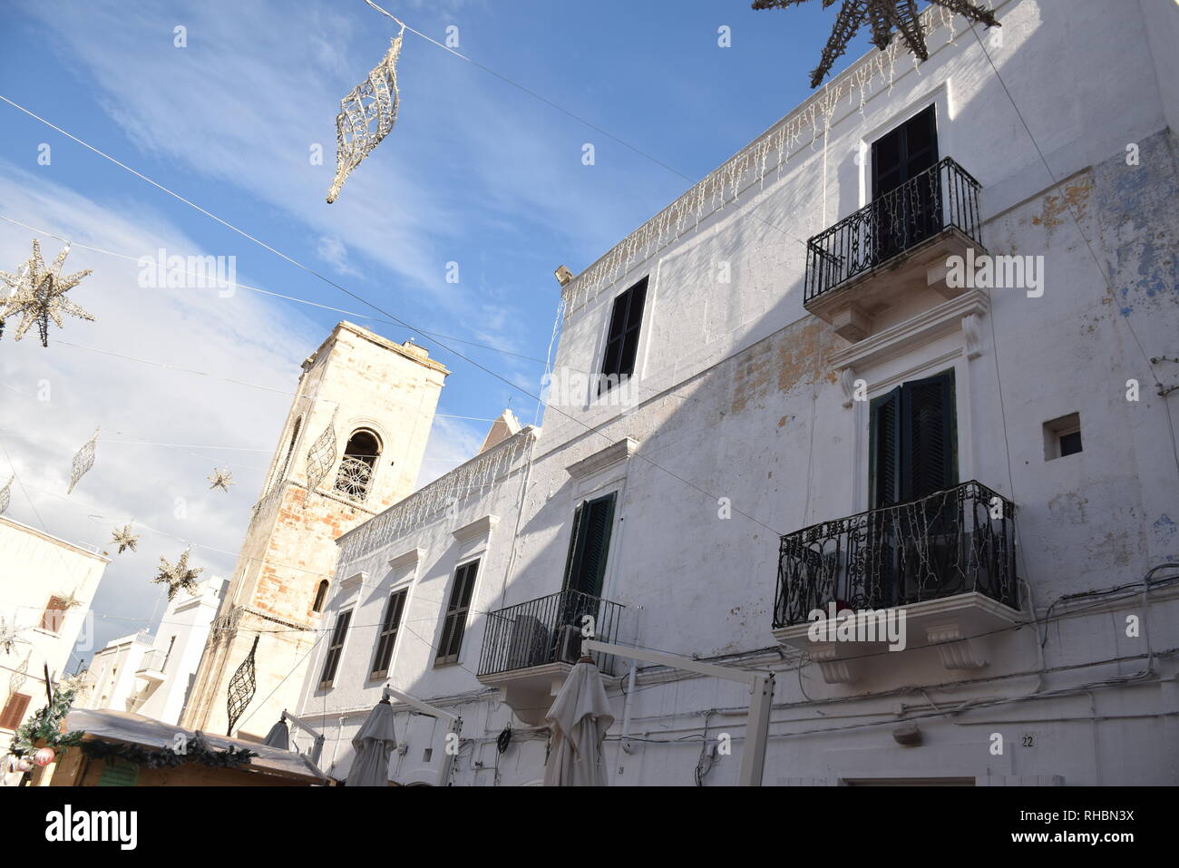 Edifici nella piazza principale di Polignano a Mare Puglia - Italia Foto Stock